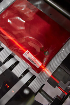 Barcode printing and attaching machine for garments packaging 